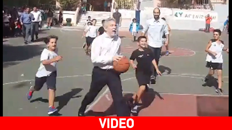 Ο Κοντονής παίζει μπάσκετ υπό το βλέμμα του Σπανούλη