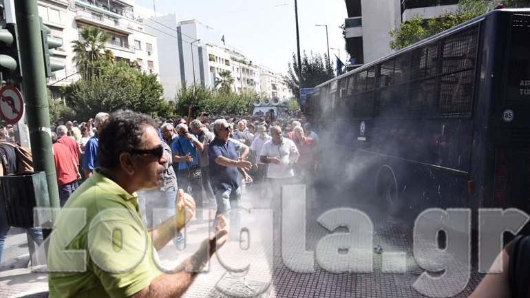 Τόσκας: «Αναλαμβάνω την πολιτική ευθύνη για τα χημικά – Θα απαγορευτεί η χρήση τους στις επόμενες πορείες»