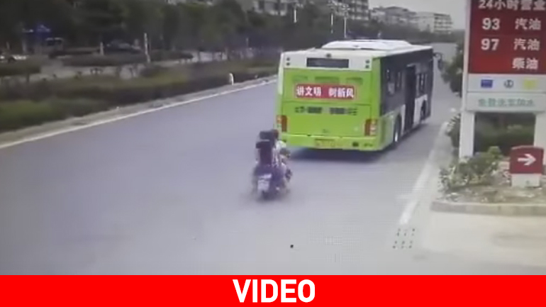 Το… τετρακάβαλο σταμάτησε στο πίσω μέρος του λεωφορείου