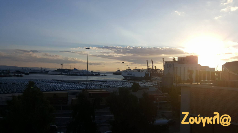 Την ώρα που δένει το καράβι οι κούρσες... αλωνίζουν στο λιμάνι (ποιητική λεζάντα!)