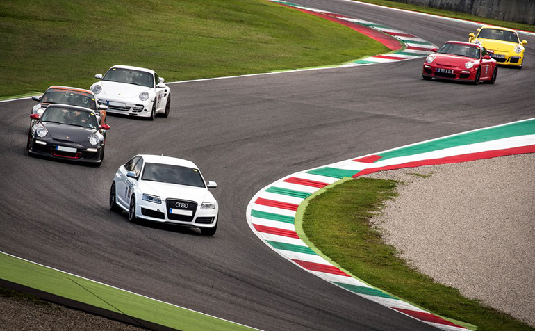 O εκπαιδευτής μπροστά και οι οδηγοί από πίσω...