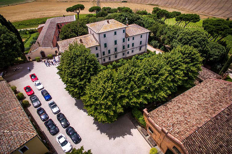 Η επίσκεψη στην Ιταλία περιλαμβάνει και επίσκεψη σε κάποιο οινοποιείο...