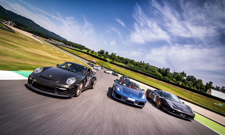 Εμπειρία η οδήγηση σε πίστα με ένα οποιοδήποτε super car...