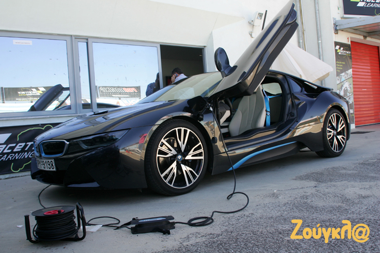 Όσο και να φαντάζει περίεργο το i8 μπαίνει στην πρίζα και φορτίζει όπως ένα... κινητό τηλέφωνο!