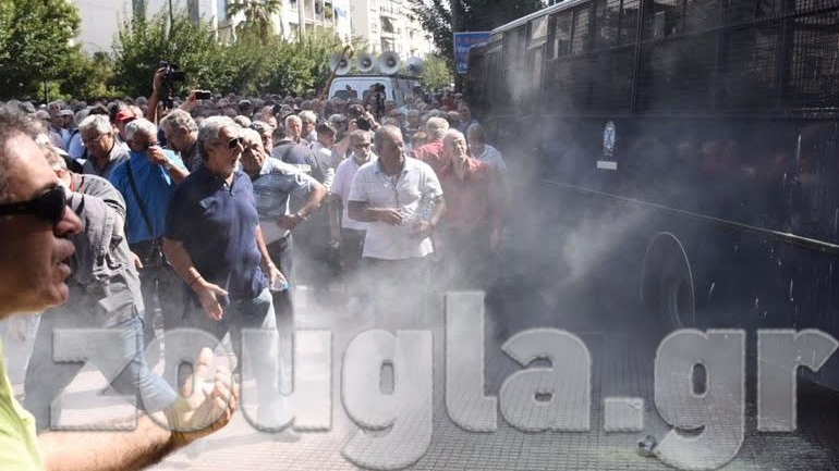 Εντοπίστηκε ο αστυνομικός που έριξε δακρυγόνο στους συνταξιούχους