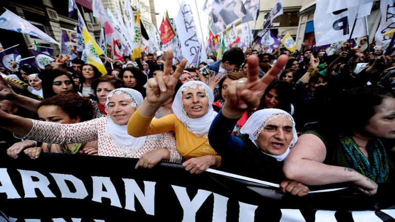 Διαδήλωση στην Κωνσταντινούπολη μετά το κλείσιμο του φιλοκουρδικού τηλεοπτικού δικτύου