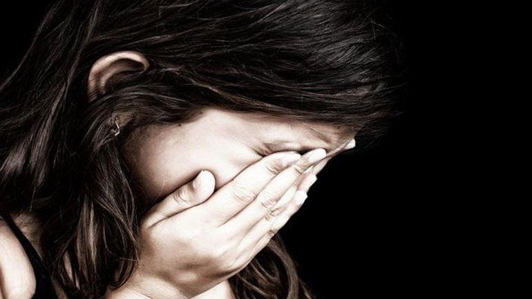 Πα-Τέρας ασελγούσε στην 11χρονη  κόρη του τάζοντας της παιχνίδι με το κινητό του