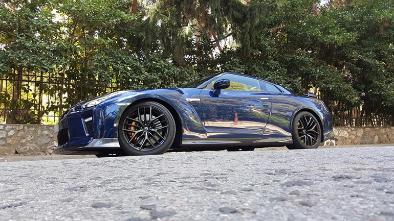 Το πρ΄ώτο GT-R MY 2017 είναι χρώματος μπλε...