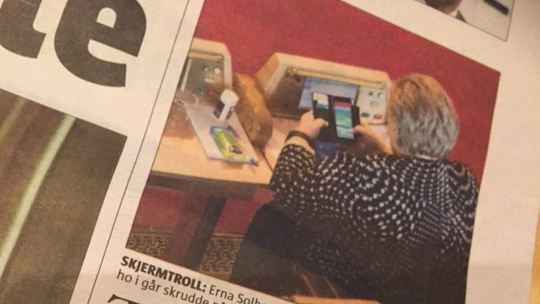 Νορβηγία: Ο φωτογραφικός φακός «συνέλαβε» την πρωθυπουργό να παίζει… Pokemon Go