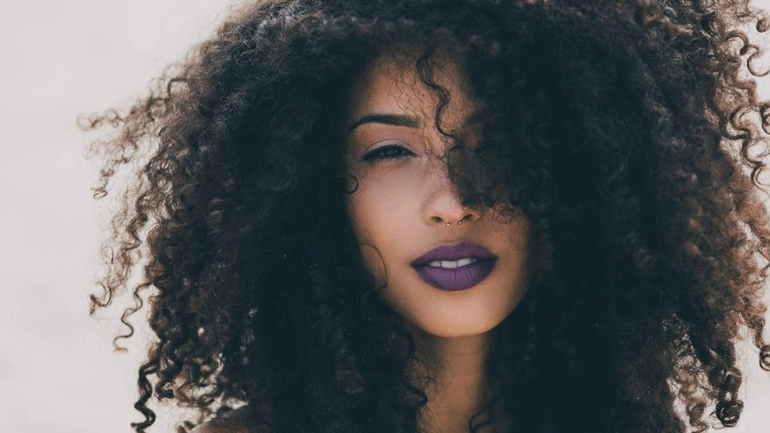 Αποκλειστικά για σγουρομάλλες: Βάλτε σωστά τον αφρό Αποκλειστικά για σγουρομάλλες: Βάλτε σωστά τον αφρό