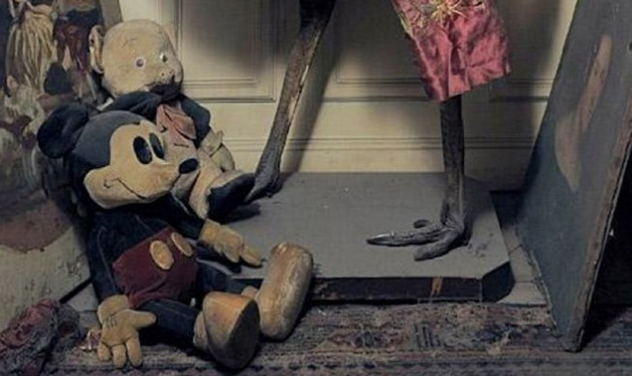 Μια σκονισμένη κούκλα Μίκυ Μάους