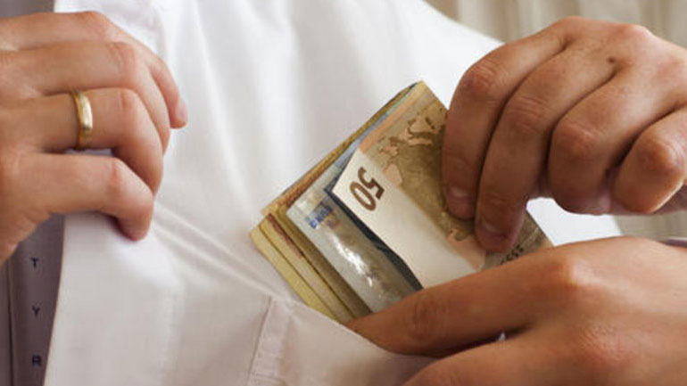 Γιατρός χωρίς άδεια χορηγούσε πιστοποιητικά για όπλα