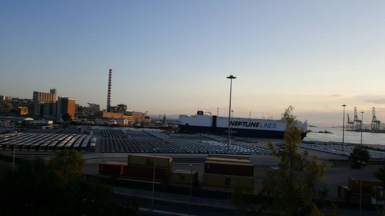 Γεμάτο αυτοκίνητα συγκεκριμένο σημείο στο λιμάνι του Πειραιά...