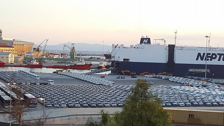 Τα οχήματα μπαίνουν στο εμπορικό πλοίο για άλλους προορισμούς...