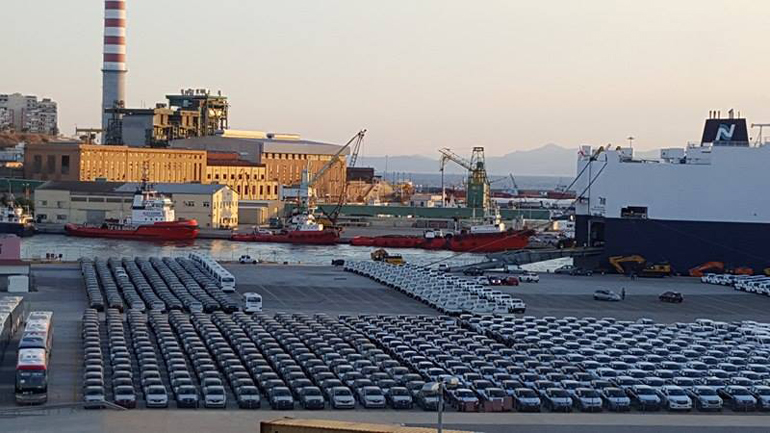 Το ένα πίσω και δίπλά από το άλλο...