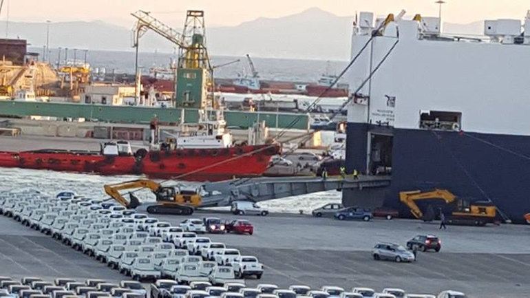 Ενδιάμεσος εμπορευματικός σταθμός αυτοκινήτων το λιμάνι του Πειραιά