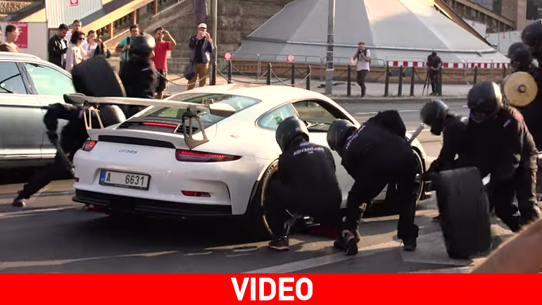 Έκαναν pit stop στη μέση του δρόμου!