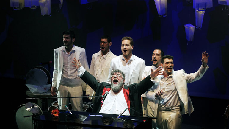 Σταμάτης Κραουνάκης: «Όλοι ένα» – Φίλα με – 2ος χρόνος παραστάσεων στο Ίδρυμα Μιχάλης Κακογιάννης