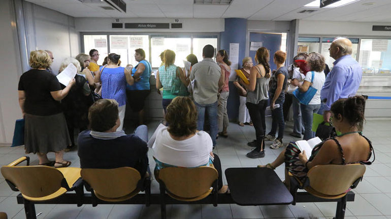 Κίνημα «κλείνω μπλοκάκια» με ουρές στις εφορίες για να γλιτώσουν τις επιβαρύνσεις Κίνημα «κλείνω μπλοκάκια» με ουρές στις εφορίες για να γλιτώσουν τις επιβαρύνσεις