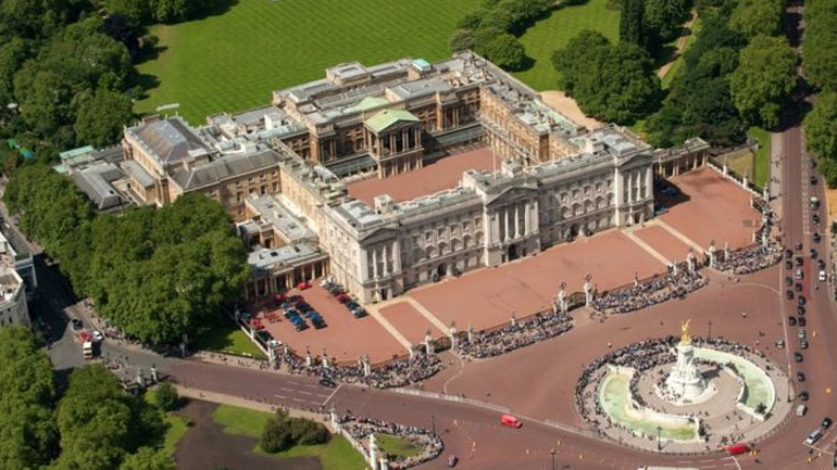 Σύλληψη 21χρονου που σκαρφάλωσε στην πύλη των ανακτόρων του Μπάκιγχαμ