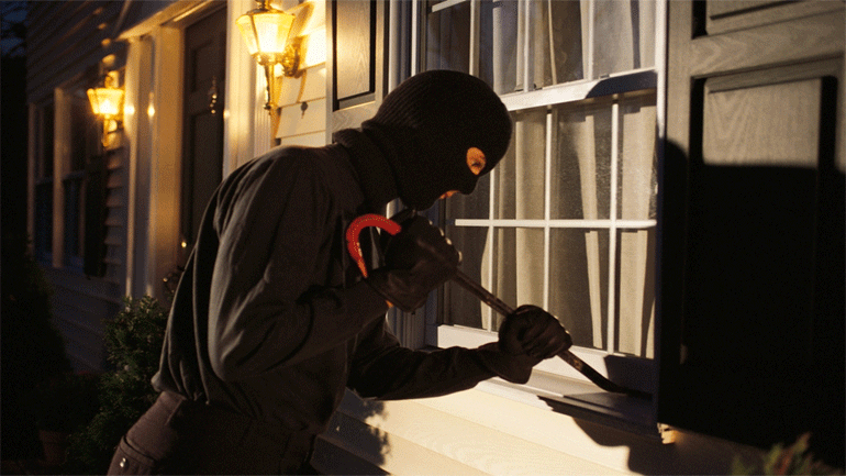 Νύχτα τρόμου στη Χαλκιδική: Χτύπησαν, έδεσαν και λήστεψαν ηλικιωμένο ζευγάρι