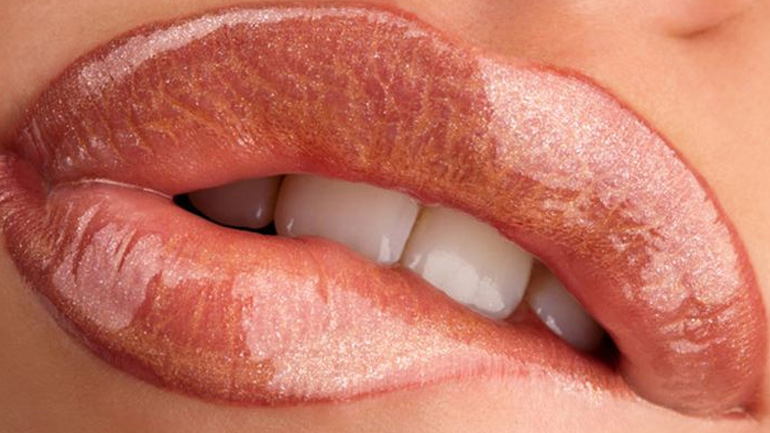 Τα 5 beauty tricks για να δώσεις όγκο στα χείλη σου