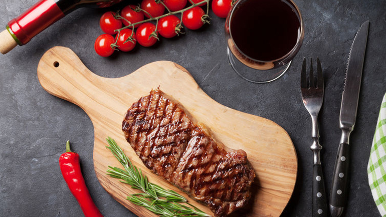 Κόκκινο κρέας: Γιατί «πρέπει» να το συνδυάζετε πάντα με κόκκινο κρασί