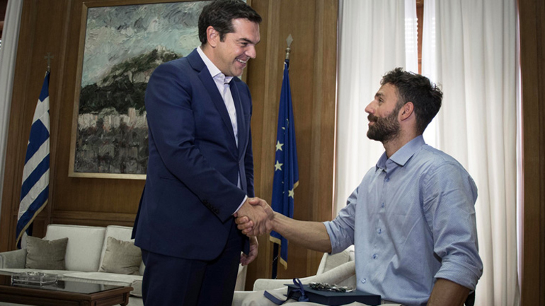 Συνάντηση του πρωθυπουργού με τον παραολυμπιονίκη Αντώνη Τσαπατάκη
