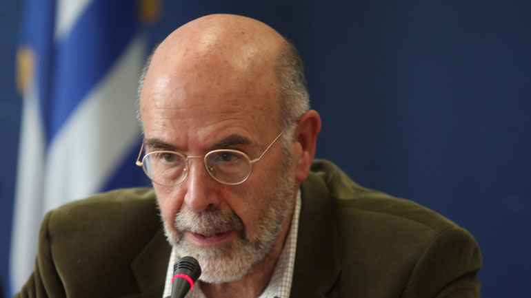 Διαψεύδει ο Λιάκος περί εθνικού απολυτηρίου