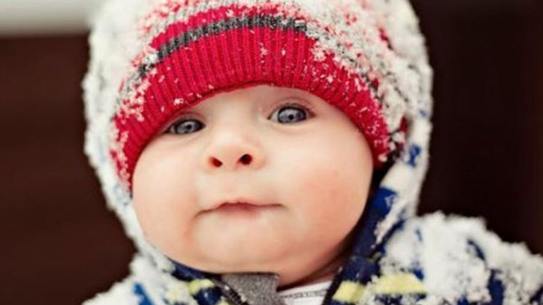 Τα μωρά που γεννιούνται το χειμώνα μπουσουλάνε νωρίτερα