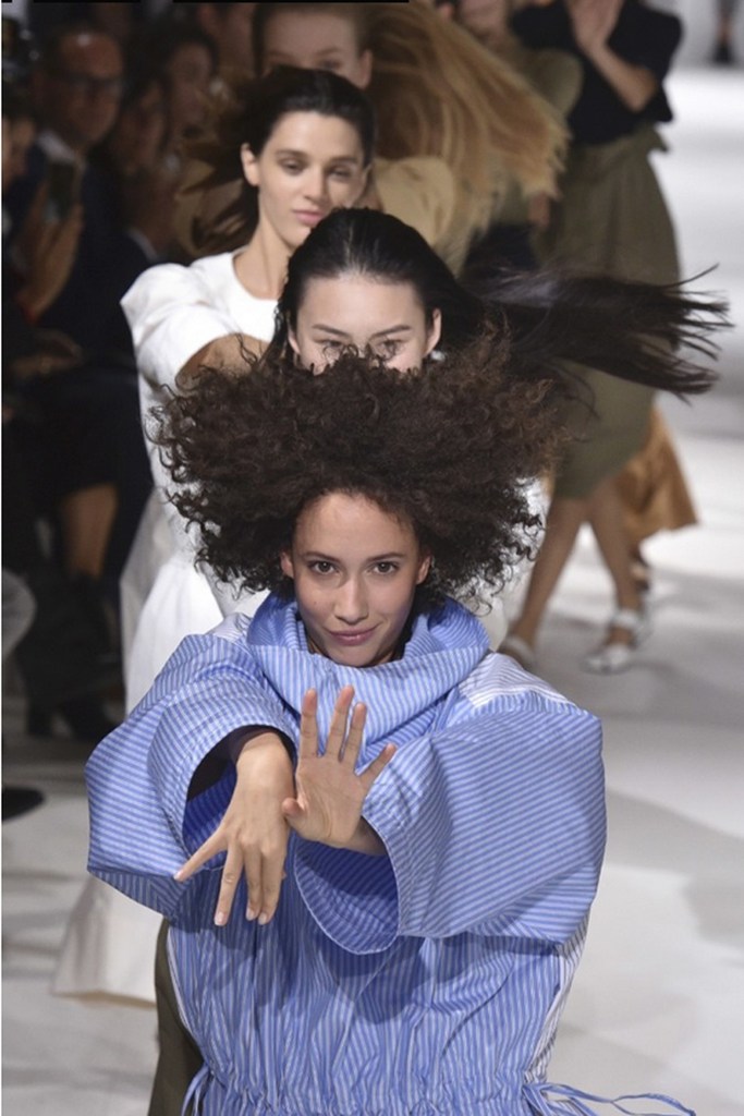 Μοντέλα χορεύουν κατά την παρουσίαση της κολεξιόν ready to wear Άνοιξη-Καλοκαίρι 2017 της Stella McCartney