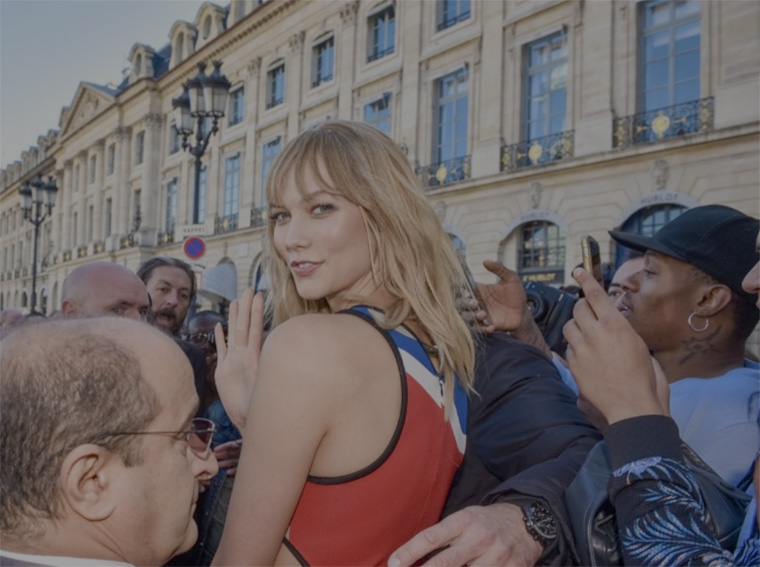 Η Karlie Kloss, καθώς φεύγει από το show του Louis Vuitton