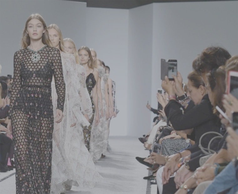 Η Τζίτζι Χαντίντ βαδίζει στην πασαρέλα, στο show του Gambattista Valli 