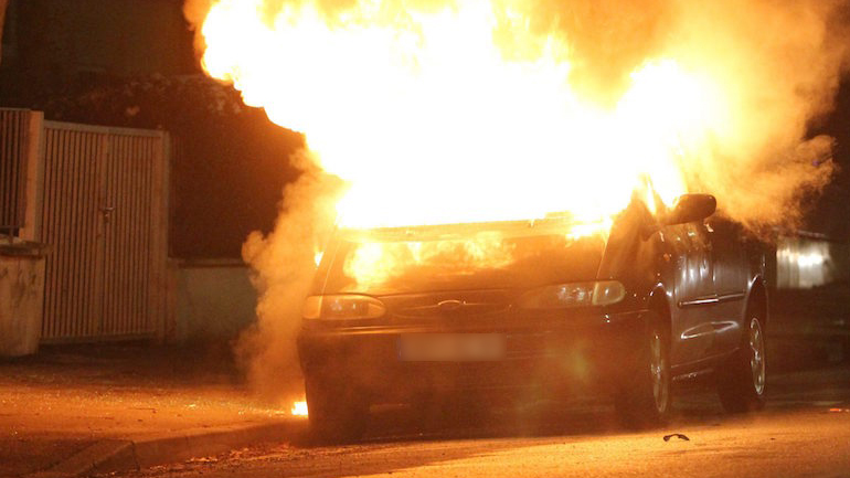 Στις φλόγες αυτοκίνητο στο κέντρο της Αθήνας