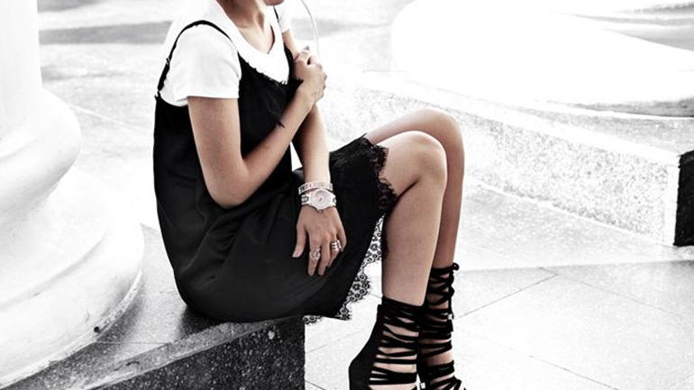 Trend alert: Το slip dress πάνω από το t-shirt!