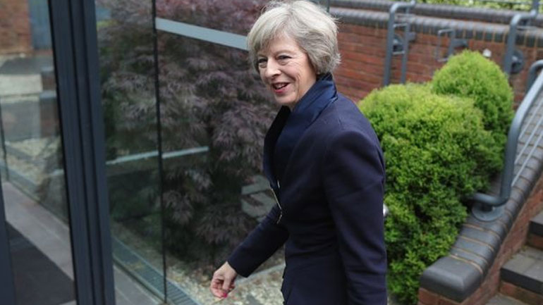 Τερέζα Μέι: Εγγυώμαι τα δικαιώματα των πολιτών της Ε.Ε. στη Βρετανία