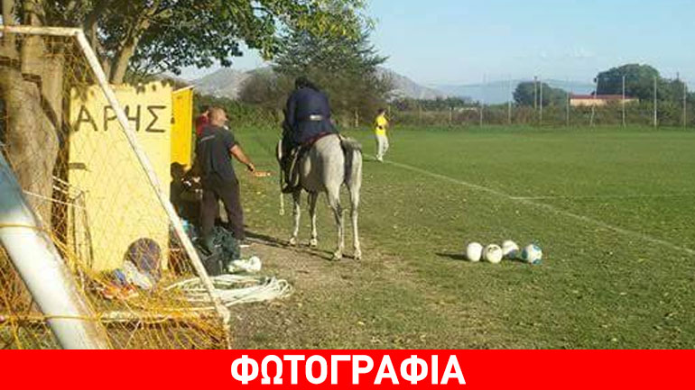 Παπάς εισέβαλε στο γήπεδο καβάλα στ’ άλογο και τα «έψαλε» στον προπονητή!