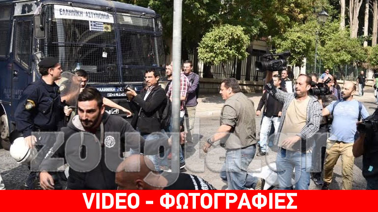 H στιγμή που οι τεχνικοί σπάνε τον κλοιό των ΜΑΤ και φτάνουν στο Μαξίμου H στιγμή που οι τεχνικοί σπάνε τον κλοιό των ΜΑΤ και φτάνουν στο Μαξίμου