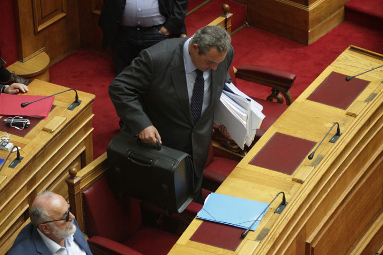 Για να τεκμηριώσει τις καταγγελίες του ο Πάνος Καμμένους κουβάλησε ογκώδη βαλίτσα