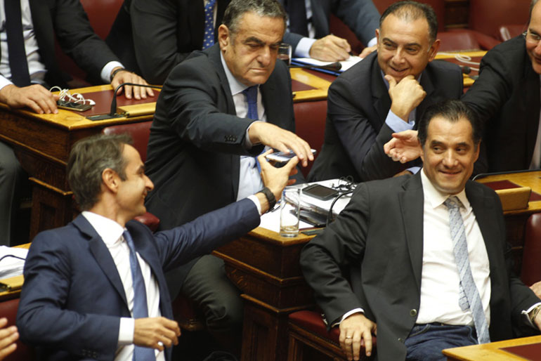 Φωτογραφία στο κινητό του Κυριάκου Μητσοτάκη έγινε αντικείμενο συζήτησης και γελώτων