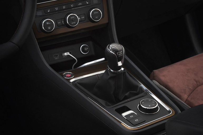 Κιβώτιο 6 σχέσεων (υπάρχει και έκδοση με αυτόματο), θύρες USB, πρίζα 12V, κουμπί start-stop, ηλεκτρικό χειρόφρενο, περιστροφικός διακόπτης για ενεργοποίηση της τετρακίνησης...