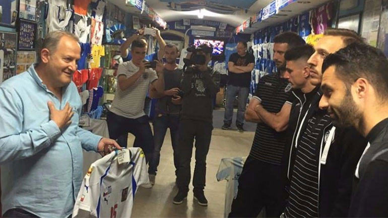 Ο Νίκος Φλέκας (αριστερά) στο μουσείο του Γαλανόλευκου Φάρου