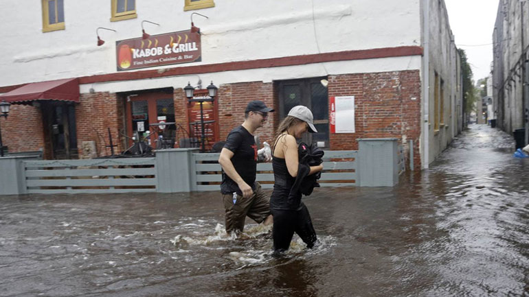Χιλιάδες οι εγκλωβισμένοι στα σπίτια τους στη Β. Καρολίνα από τον τυφώνα Μάθιου
