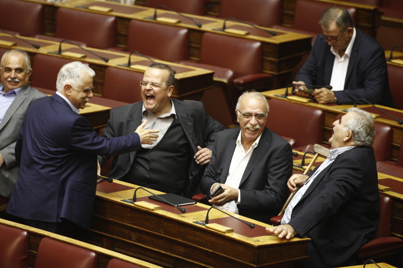  Πηγαδάκι πριν την έναρξη της συζήτησης με πολλά γέλια: Πρωταγωνιστές ο αναπληρωτής υπουργός Άμυνας Δ. Βίτσας, ο κ.Τριανταφυλλίδης, και ο κ. Μπαλάφας