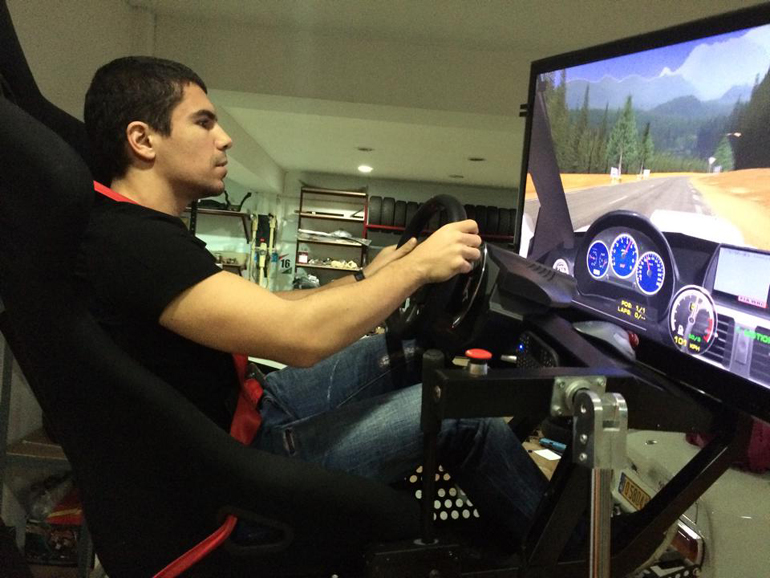 Μόνο στην περίπτωση του... play station δεν παίζει ρόλο ο σωστός εξοπλισμός! (στην φωτογραφία ο οδηγός αγώνων Σταμάτης Κατσίμης)