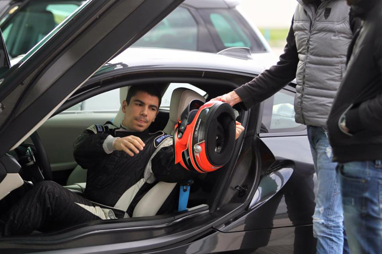 Ακόμα και η γρήγορη οδήγηση με ένα επιβατιό όχημα αλλά στην πίστα απαιτεί εξοπλισμό..