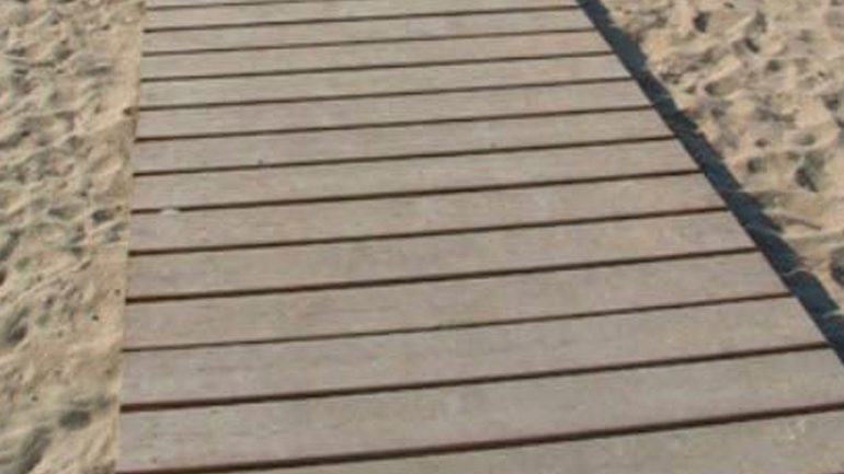 Ρόδος: Έκαψαν τους ξύλινους διαδρόμους της παραλίας για να… κάνουν μπάρμπεκιου