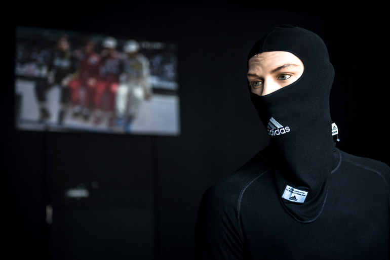 Η μπαλακλάβα προστατεύει το κεφάλι και τον λαιμό σε περίπτωση που ξεσπάζει φωτιά... 