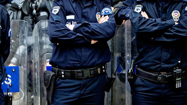 Tουρκία: Εντάλματα σύλληψης για 215 αστυνομικούς