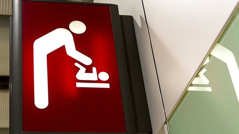 HΠΑ: Νέος νόμος ορίζει οι ανδρικές τουαλέτες να διαθέτουν ειδικό χώρο για τη φροντίδα μωρών